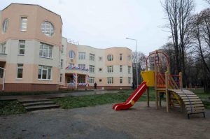 Школа №933 в Бирюлево Западном благоустраивает территорию дошкольного отделения. Фото: архив, "Вечерняя Москва"