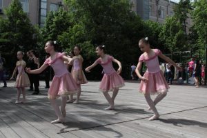 Детская школа искусств «Родник» завоевала главный приз фестиваля «Болгарская роза». Фото: архив, «Вечерняя Москва» Детская школа искусств «Родник» завоевала главный приз фестиваля «Болгарская роза». Фото: архив, «Вечерняя Москва»
