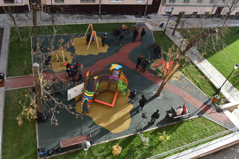 На детской площадке в Юго-Восточном округе Москвы найден труп, ведется проверка