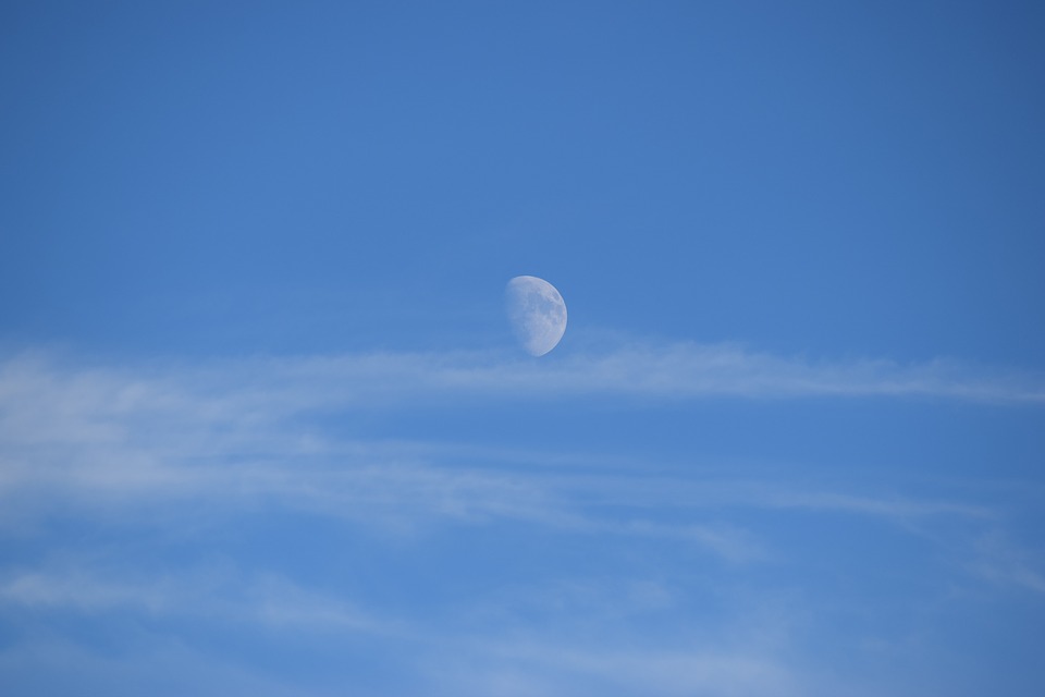 Юный астроном из Южного округа заснял покрытие Альдебарана Луной на дневном небе
