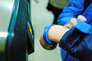 Новые возможности «умного» браслета позволят родителям следить за состоянием здоровья ребенка. Фото: портал мэра и Правительства Москвы