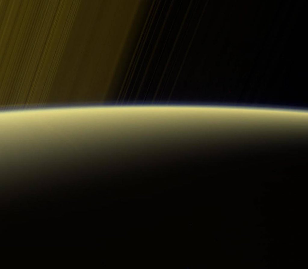 Американцы впервые сфотографировали рассвет на Сатурне