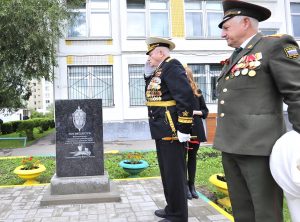 Ветераны подразделения особого риска Василий Попович (слева) и Анатолий Большаков (справа) открыли памятный знак. Фото Пелагия Замятина, «Вечерняя Москва».