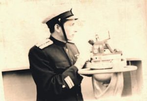 В 1944-м Илья Заломнов стал курсантом Бакинского военно-морского училища. На фото он, уже в чине офицера, работает с пеленгатором. Фото: из личного архива В 1944-м Илья Заломнов стал курсантом Бакинского военно-морского училища. На фото он, уже в чине офицера, работает с пеленгатором. Фото: из личного архива
