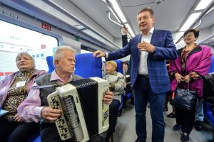6 сентября 2017 года. Министр правительства Москвы Владимир Петросян (справа) и Мария Кульгускина (слева, у окна) подпевают гармонисту Геннадию Переслегову во время первой экскурсии на Московском центральном кольце. Фото: Наталья Феоктистова 6 сентября 2017 года. Министр правительства Москвы Владимир Петросян (справа) и Мария Кульгускина (слева, у окна) подпевают гармонисту Геннадию Переслегову во время первой экскурсии на Московском центральном кольце. Фото: Наталья Феоктистова