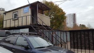 В 2015 году на данной территории еще стояли металлические гаражи.