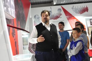 Спортивный комментатор Василий Уткин (слева) рассказывает Вадиму Попову (справа) историю хоккея СССР. Фото: Пелагия Замятина Спортивный комментатор Василий Уткин (слева) рассказывает Вадиму Попову (справа) историю хоккея СССР. Фото: Пелагия Замятина