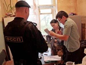 15 сентября 2017 года. Судебный пристав Даши Архипов (справа) беседует с Лилией Е., которая должна за жилищно-коммунальные услуги 125 тысяч рублей и пока не может расплатиться. Фото: Павел Волков 15 сентября 2017 года. Судебный пристав Даши Архипов (справа) беседует с Лилией Е., которая должна за жилищно-коммунальные услуги 125 тысяч рублей и пока не может расплатиться. Фото: Павел Волков