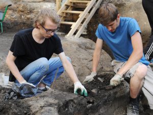 8 августа 2017 года. Даниил Гончаров и Александр Шинкарев (слева направо) на археологических раскопках на Биржевой площади. Фото: Александр Кожохин, «Вечерняя Москва»