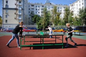 31 августа 2017 года. Жительницы Донского района Елена Никонова (слева) и Анастасия Абрамова играют в теннис. Фото: Александр Кожохин 31 августа 2017 года. Жительницы Донского района Елена Никонова (слева) и Анастасия Абрамова играют в теннис. Фото: Александр Кожохин