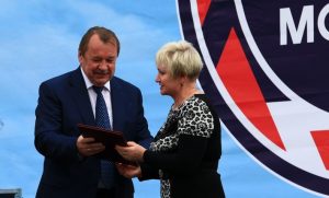 7 сентября 2017 года. Префект Южного административного округа Алексей Челышев награждает начальника участка № 3 «Жилищника района Братеево» Любовь Беляеву почетной грамотой правительства Москвы «За большой вклад в развитие жилищно-коммунального хозяйства». Фото: пресс-служба музея-заповедника «Коломенское» 7 сентября 2017 года. Префект Южного административного округа Алексей Челышев награждает начальника участка № 3 «Жилищника района Братеево» Любовь Беляеву почетной грамотой правительства Москвы «За большой вклад в развитие жилищно-коммунального хозяйства». Фото: пресс-служба музея-заповедника «Коломенское»