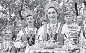 19 сентября 1987 года. «Коломенское». Фольклорный ансамбль колхоза «Заря коммунизма» подносит хлеб-соль гостям праздника. В тот день на Соборной площади демонстрировали свое искусство золотошвеи и кружевницы, а в Царском овраге разыгрывали программу «Праздничный обряд» 19 сентября 1987 года. «Коломенское». Фольклорный ансамбль колхоза «Заря коммунизма» подносит хлеб-соль гостям праздника. В тот день на Соборной площади демонстрировали свое искусство золотошвеи и кружевницы, а в Царском овраге разыгрывали программу «Праздничный обряд»