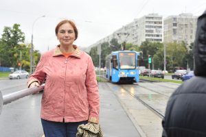 6 сентября 2017 года. Жительница Чертановской улицы Татьяна Коновалова рада установке ограж- дения на трамвайной остановке «Сумской проезд». Фото: Пелагия Замятина 6 сентября 2017 года. Жительница Чертановской улицы Татьяна Коновалова рада установке ограж- дения на трамвайной остановке «Сумской проезд». Фото: Пелагия Замятина