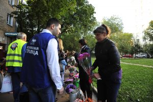 31 августа 2017 года. Активист «Безопасной столицы» Зорак Петровский (слева) рассказывает нарушителю о штрафах. Фото: Пелагия Замятина 31 августа 2017 года. Активист «Безопасной столицы» Зорак Петровский (слева) рассказывает нарушителю о штрафах. Фото: Пелагия Замятина