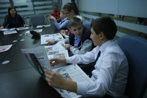 Ребята обсуждают состояние современной прессы в комнате переговоров. Фото: «Вечерняя Москва»