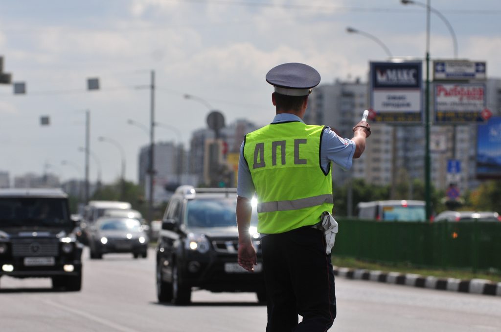 На юге Москвы ограничили движение из-за аварии иномарки и автобуса