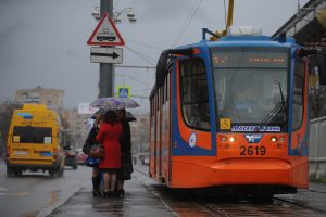 Автобусы, трамваи и метро менее уязвимы перед лицом стихии. Фото: Александр Кожохин
