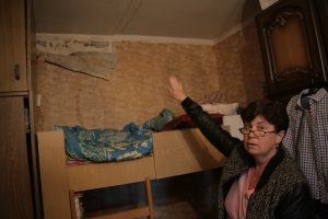 25 августа 2017 года. Мария Вирабян демонстрирует фото-корреспонденту «ЮГ» обои в ее квартире, отслоившиеся из-за протечки. Фото: Сергей Шахиджанян 25 августа 2017 года. Мария Вирабян демонстрирует фото-корреспонденту «ЮГ» обои в ее квартире, отслоившиеся из-за протечки. Фото: Сергей Шахиджанян