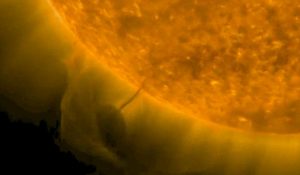 Облако плазмы грозит сжечь линии поля нашей планеты. Фото: NASA Облако плазмы грозит сжечь линии поля нашей планеты. Фото: NASA