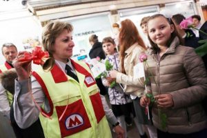 Поздравлять учащихся в метро будут весь день. Фото: Анна Иванцова