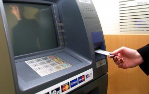 Неизвестные на юго-востоке Москвы повредили банкомат и похитили из него деньги. Фото: Наталия Нечаева Неизвестные на юго-востоке Москвы повредили банкомат и похитили из него деньги. Фото: Наталия Нечаева