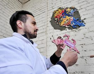 5 сентября художник Марат Набий и жители Нагорного района украсили арку дома на Варшавке мозаичными ящерицами. Фото: Пелагия Замятина 5 сентября жители художник Марат Набий и жители Нагорного района украсили арку дома на Варшавке мозаичными ящерицами. Фото: Пелагия Замятина.