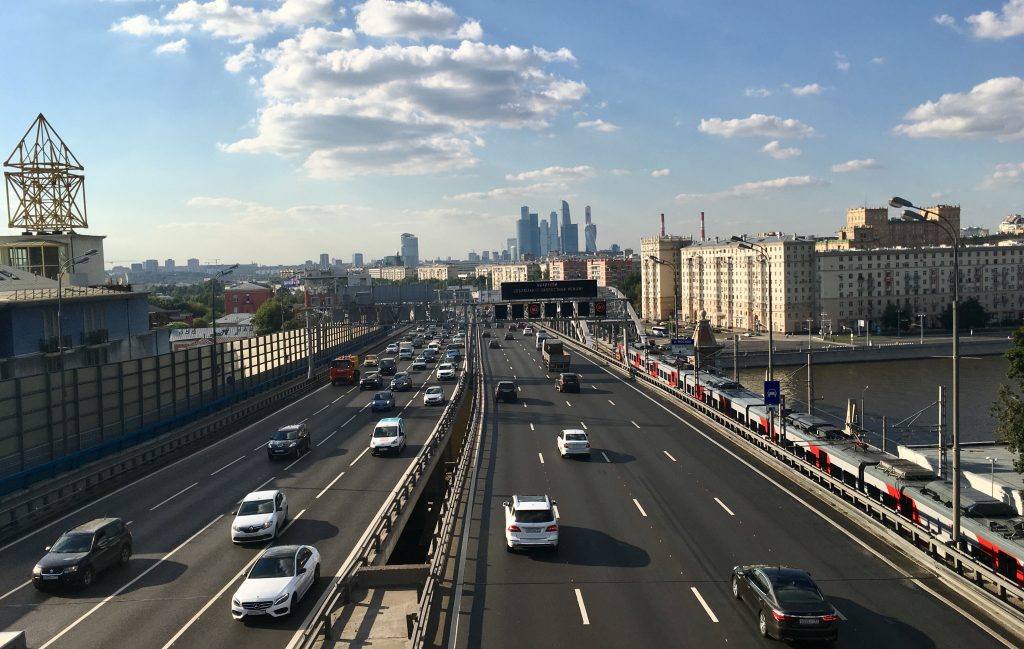 Новые схемы движения транспорта вводятся на ряде центральных улиц столицы