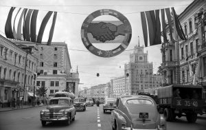4 августа 1957 года. Праздничное оформление Садовой-Триумфальной Фото: Главное Архивное управление города Москвы 4 августа 1957 года. Праздничное оформление Садовой-Триумфальной Фото: Главное Архивное управление города Москвы