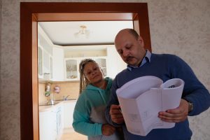 9 октября 2017 года. Советник Мосжилинспекции по Южному округу Султан Хапаев вместе с хозяйкой квартиры Мариной Чечеткиной составляют акт осмотра квартиры. Фото: Максим Аносов 9 октября 2017 года. Советник Мосжилинспекции по Южному округу Султан Хапаев вместе с хозяйкой квартиры Мариной Чечеткиной составляют акт осмотра квартиры. Фото: Максим Аносов