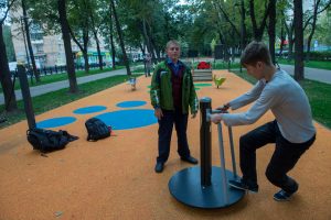 Антон Альховко и Влад Карыжанов (слева направо) на карусели. Фото: Артем Житенев Антон Альховко и Влад Карыжанов (слева направо) на карусели. Фото: Артем Житенев