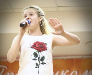 Юная актриса и певица Мария Паротикова, исполняющая народные песни. Фото: предоставлено аппаратом Совета депутатов района Орехово-Борисово Южное Юная актриса и певица Мария Паротикова, исполняющая народные песни. Фото: предоставлено аппаратом Совета депутатов района Орехово-Борисово Южное