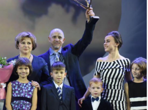 16 октября 2017 года. Семья Осиповых — лауреаты премии «Крылья аиста» — на церемонии награждения. Слева направо: мама Анна, папа Анатолий, дочь Александра (второй ряд), дети Светлана, Федор, Алексей и Кристина (первый ряд). Фото: Владимир Новиков 16 октября 2017 года. Семья Осиповых — лауреаты премии «Крылья аиста» — на церемонии награждения. Слева направо: мама Анна, папа Анатолий, дочь Александра (второй ряд), дети Светлана, Федор, Алексей и Кристина (первый ряд). Фото: Владимир Новиков