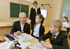 8 февраля 2017 года. Сергей Собянин в школе № 1450 «Олимп» с директором Еленой Виноградовой и учениками Илоной Юсенхан и Тимофеем Святкиным (слева направо). Фото: Владимир Новиков 8 февраля 2017 года. Сергей Собянин в школе № 1450 «Олимп» с директором Еленой Виноградовой и учениками Илоной Юсенхан и Тимофеем Святкиным (слева направо). Фото: Владимир Новиков