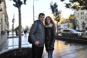7 октября 2017 года. Москвичи Андрей Смирнов и Василиса Алимова выбрали для прогулок благоустроенную Большую Садовую улицу. Фото: Пелагия Замятина 7 октября 2017 года. Москвичи Андрей Смирнов и Василиса Алимова выбрали для прогулок благоустроенную Большую Садовую улицу. Фото: Пелагия Замятина