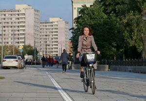 4 сентября 2017 года. Москвичка Екатерина Герасимова едет на велосипеде по обновленной Сухаревской площади. Фото: Антон Гердо