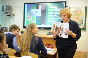 5 октября 2017 года. Директор школы № 1034 Елена Уколова на уроке истории в 8 «В» классе. Фото: Александр Кожохин 5 октября 2017 года. Директор школы № 1034 Елена Уколова на уроке истории в 8 «В» классе. Фото: Александр Кожохин