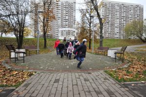 23 октября 2017 года. Парк «Родная гавань». Сзади (слева направо): бабушка Александра Яковлевна, старший сын Илья, мама Анна, папа Андрей. Средний ряд - дети Яша, Антон, Глаша и Даша. Впереди - Кирилл. Фото: Пелагея Замятина