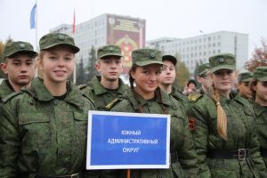 13 октября 2017 года. Школьники Южного округа Юлия Иванкова, Анна Панова и Екатерина Кулинич (слева направо, на первом плане) на Дне призывника в Мосрентгене. Фото: Владимир Смоляков 13 октября 2017 года. Школьники Южного округа Юлия Иванкова, Анна Панова и Екатерина Кулинич (слева направо, на первом плане) на Дне призывника в Мосрентгене. Фото: Владимир Смоляков