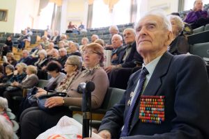 17 октября 2017 года. Участники конференции, посвященной революции. На первом плане ветеран Петр Кузьменко. Фото: Максим Аносов 17 октября 2017 года. Участники конференции, посвященной революции. На первом плане ветеран Петр Кузьменко. Фото: Максим Аносов