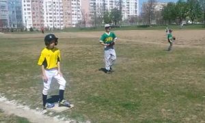 Турнир по бейсболу прошел в районе Братеево. Фото: скриншот с видео «Первенство РМ по бейсболу 2015» Сергея Коваленко, Youtube