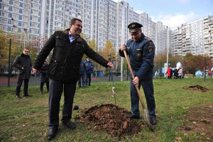 Начальник управления гражданской обороны и защиты населения Главного управления МЧС России по Москве Сергей Чудопал (справа) и глава управы района Бирюлево Восточное Кирилл Канаев (слева). Фото: Пелагия Замятина, «Вечерняя Москва»