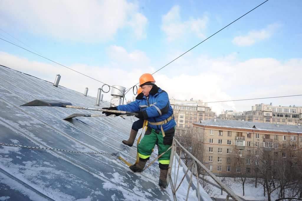 Московские власти взяли под контроль очистку крыш