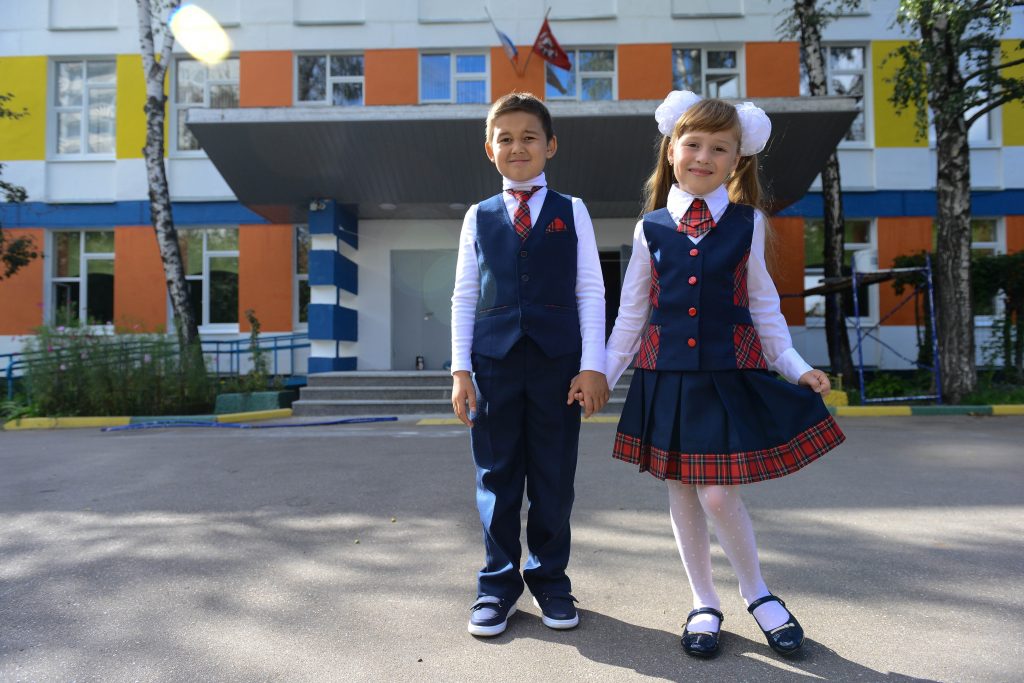 Пойти в школу в москве. Школьная форма для первоклассников. Школьники около школы. Ученики возле школы. Школьники в форме на улице.