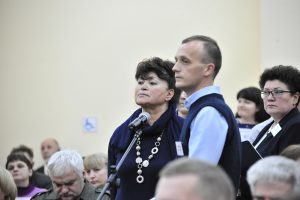 Жительница округа Евгения Режнева задает вопрос о программе реновации. Фото: Пелагия Замятина Жительница округа Евгения Режнева задает вопрос о программе реновации. Фото: Пелагия Замятина