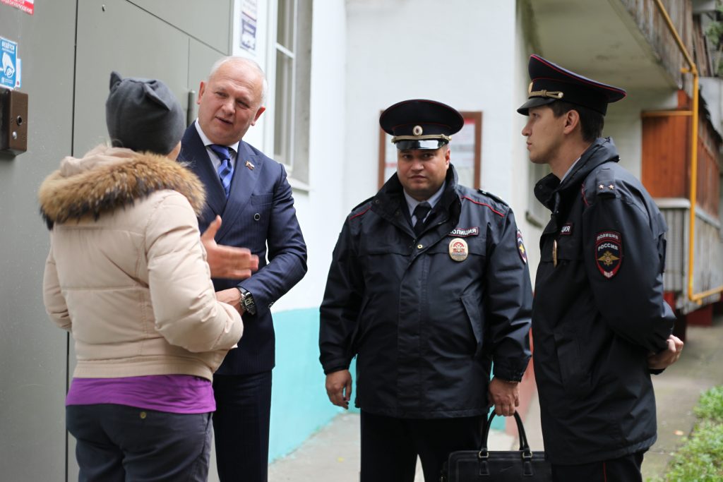 Члены Общественного совета при УВД по ЮАО ГУ МВД России по г. Москве приняли участие в социологическом опросе жителей юга столицы.