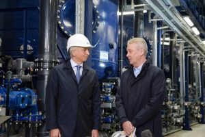 председатель правления, генеральный директор ПАО «Газпромнефть» Александр Дюков (слева) и мэр Москвы Сергей Собянин Фото: Владимир Новиков, "Вечерняя Москва"