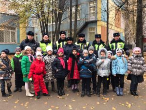 Сотрудники ГИББД по Южному округу провели мероприятие, направленное на снижение детского дорожно-транспортного травматизма. Фото: пресс-служба УВД по ЮАО Сотрудники ГИББД по Южному округу провели мероприятие, направленное на снижение детского дорожно-транспортного травматизма. Фото: пресс-служба УВД по ЮАО