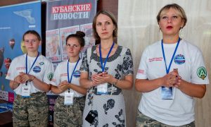 Александра Балашова (третья слева) на Международном фестивале журналистов «Вся Россия-2017» в Сочи. Фото: из личного архива Александры Балашовой.