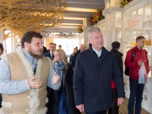 Мэр Москвы Сергей Собянин пообщался с фермерами и пригласил москвичей на последние фестивальные дни «Золотой осени». Фото: https://twitter.com/mossobyanin Мэр Москвы Сергей Собянин пообщался с фермерами и пригласил москвичей на последние фестивальные дни «Золотой осени». Фото: https://twitter.com/mossobyanin
