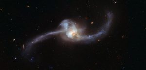 Столкновение галактик — частое явление в космическом пространстве. Фото: скриншот с видео